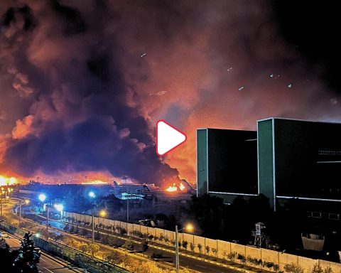 Pioggia nera nube tossica a teheran iran