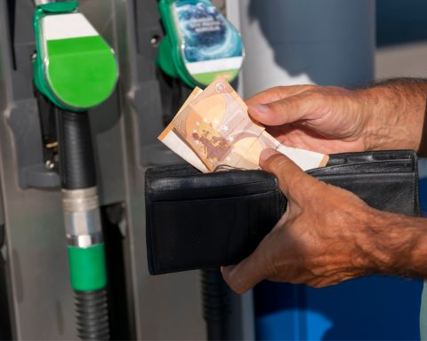 Benzina rincaro minaccia iran canva