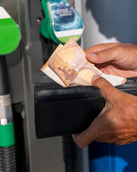 Benzina rincaro minaccia iran canva