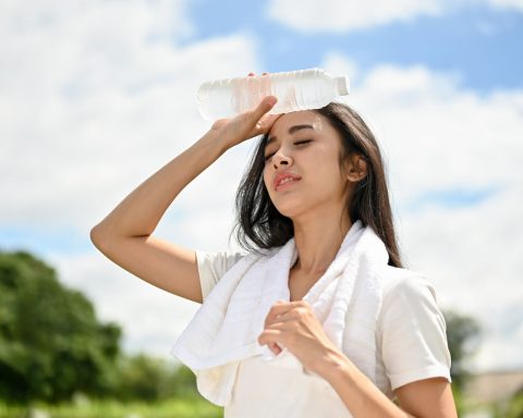 Donna soffre caldo canva