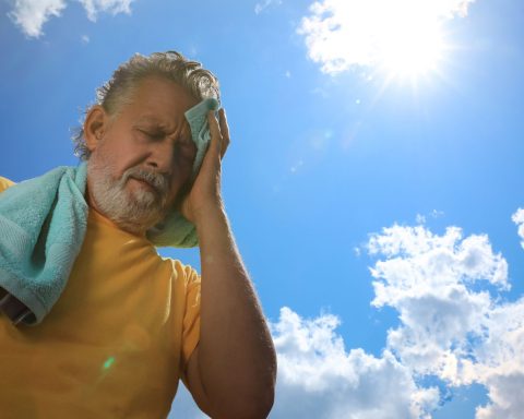 Uomo che soffre il caldo
