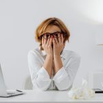 Donna in burnout a lavoro