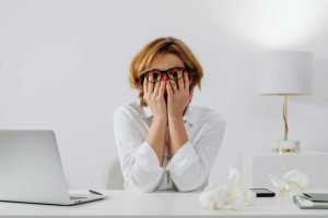 Donna in burnout a lavoro