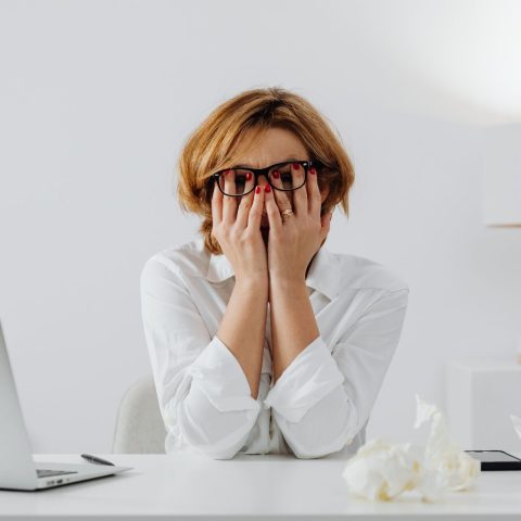 Donna in burnout a lavoro