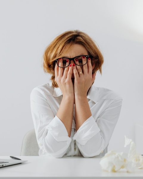 Donna in burnout dimissioni volontarie
