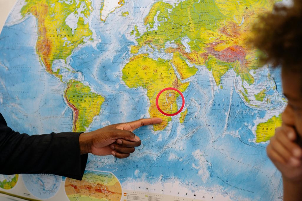 Docente indica il punto della spaccatura dell'Africa da parte del futuro oceano (Canva)