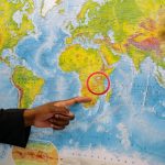 Docente indica il punto della spaccatura dell'Africa da parte del futuro oceano (Canva)