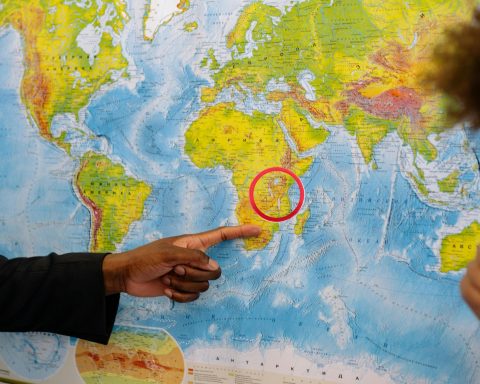 Docente indica il punto della spaccatura dell'Africa da parte del futuro oceano (Canva)