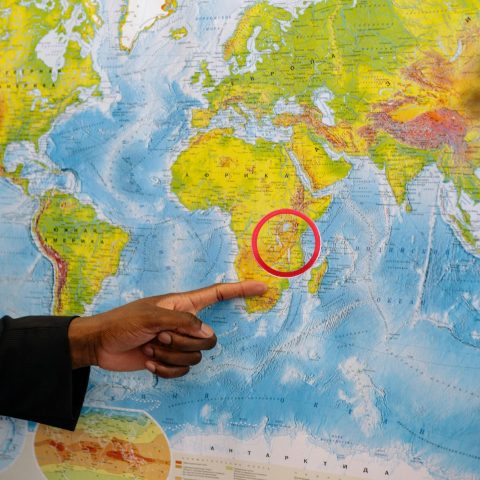 Docente indica il punto della spaccatura dell'Africa da parte del futuro oceano (Canva)