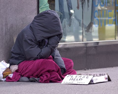 Persone senza dimora storyblocks