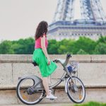 Donna in bicicletta a Parigi Canva