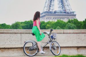 Donna in bicicletta a Parigi Canva
