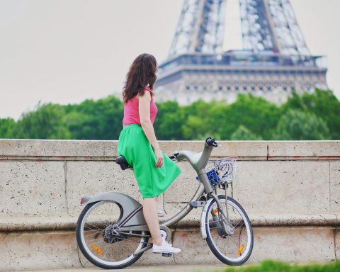 Donna in bicicletta a Parigi Canva