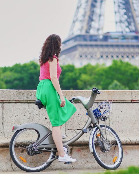 Donna in bicicletta a Parigi Canva