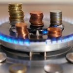 Monete su forno a gas (Storyblocks)