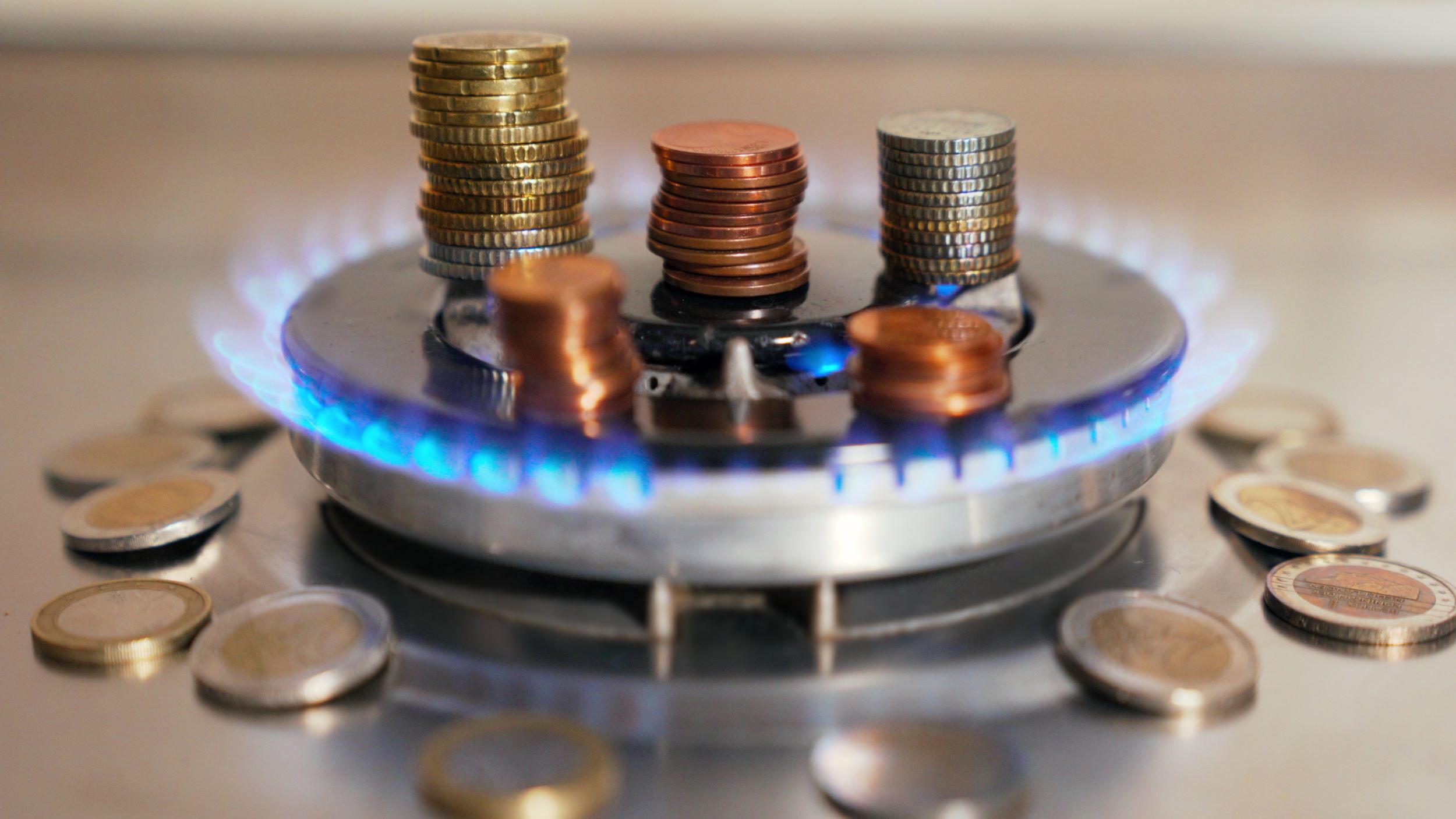 Monete su forno a gas (Storyblocks)