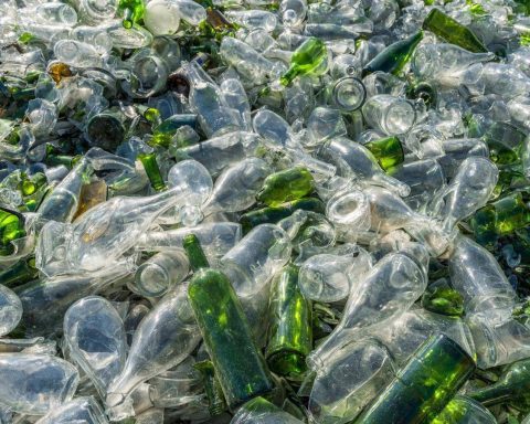 La roadmap green dell'industria del vetro, dai consumi idrici alle rinnovabili