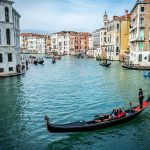 Una gondola nel Gran Canale di Venezia (Canva)
