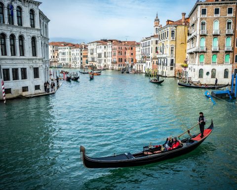 Una gondola nel Gran Canale di Venezia (Canva)
