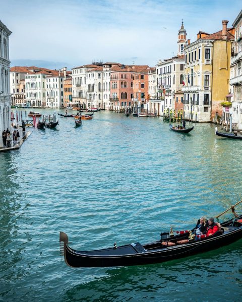 Una gondola nel Gran Canale di Venezia (Canva)