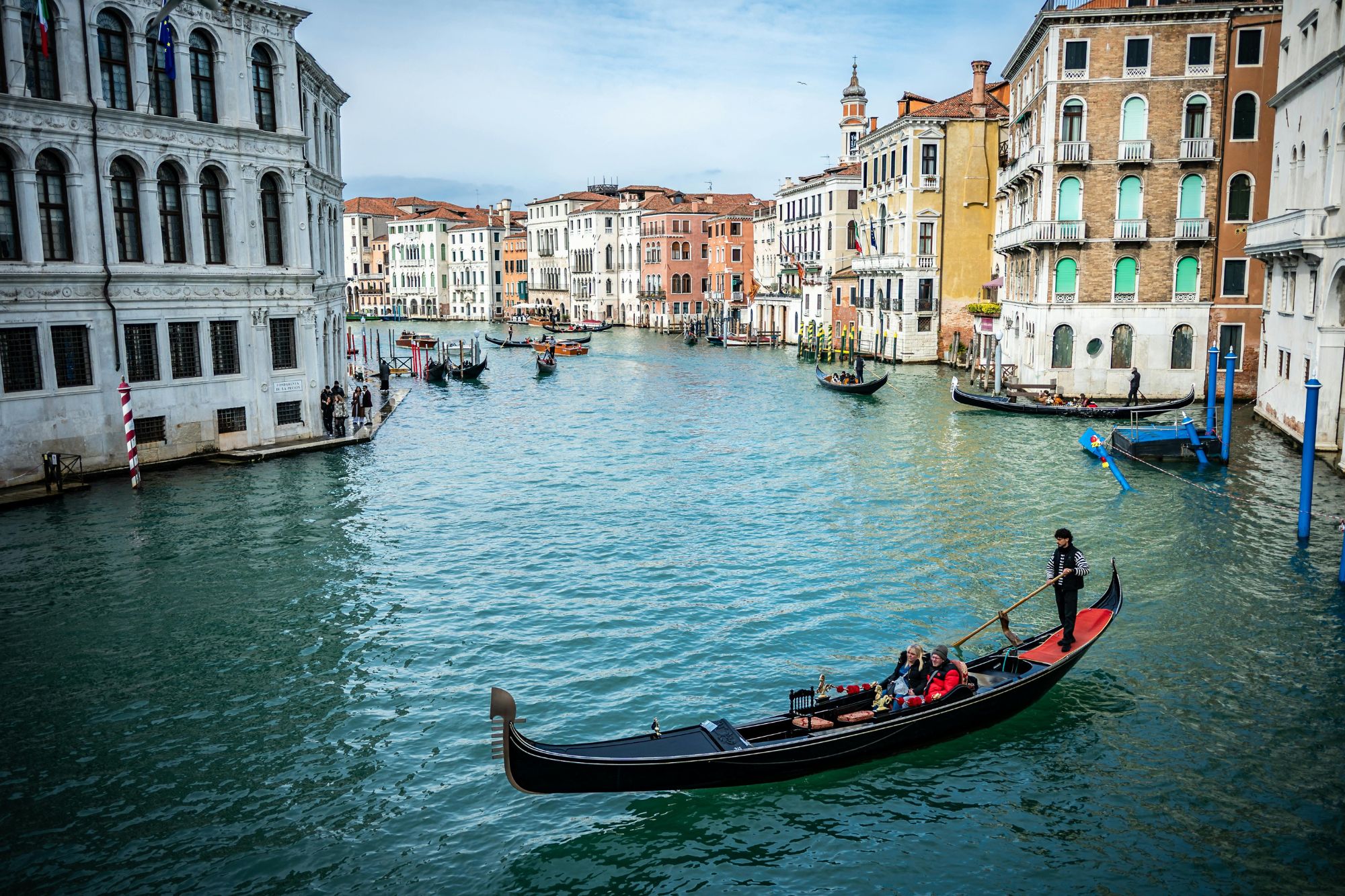Una gondola nel Gran Canale di Venezia (Canva)