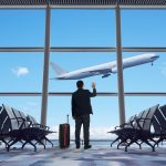 Uomo saluta aereo Storyblocks