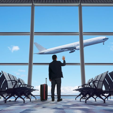 Uomo saluta aereo Storyblocks