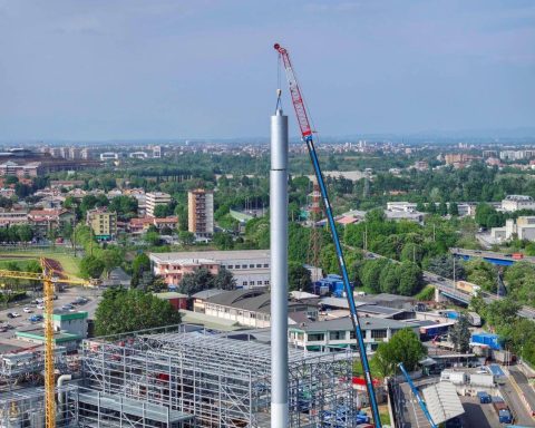 Gruppo Cap, conclusa installazione camino BioPiattaforma ZeroC a Sesto S.Giovanni