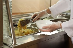 Piatto vegetariano servito in una mensa aziendale Canva