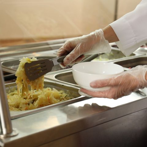 Piatto vegetariano servito in una mensa aziendale Canva