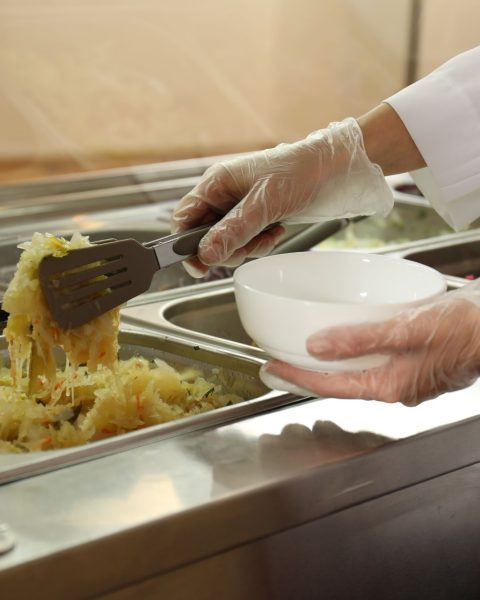 Piatto vegetariano servito in una mensa aziendale Canva