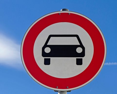 Dipendenze auto divieto
