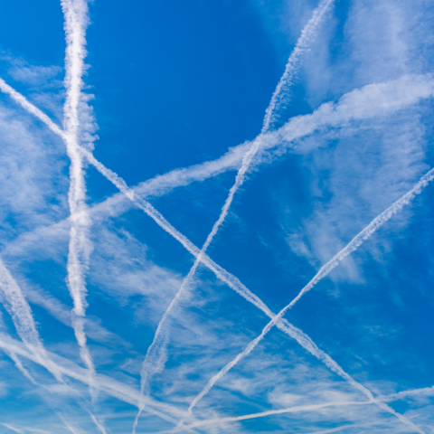 Strisce di condensa nel cielo