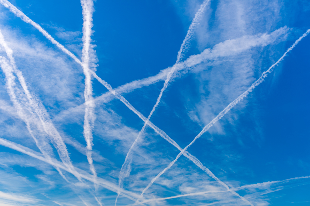 Strisce di condensa nel cielo