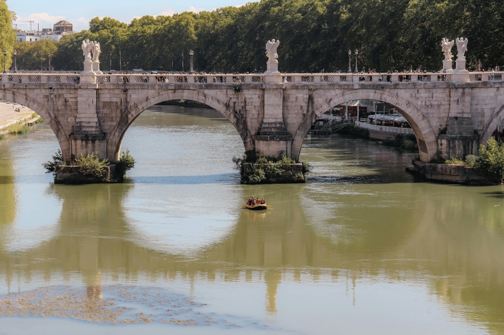 Fiume tevere ponte santangelo canva