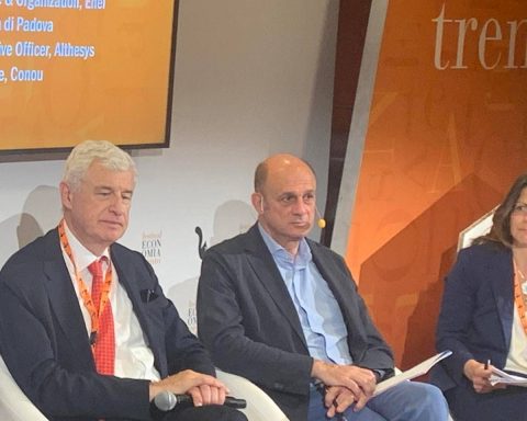 Energia, Lorenzoni: "Oggi chi autoproduce sfida i grandi fornitori"