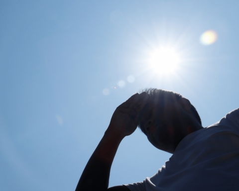 Uomo si ripara dal sole durante una giornata di caldo intenso