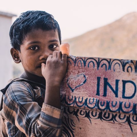 Caldo estremo india bambino canva
