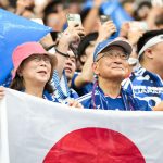 Tifosi giapponesi sacchetti puliscono stadio ipa