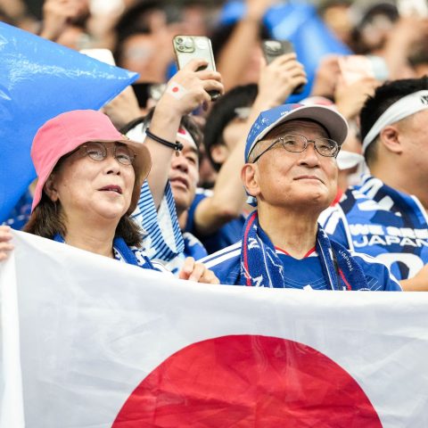 Tifosi giapponesi sacchetti puliscono stadio ipa