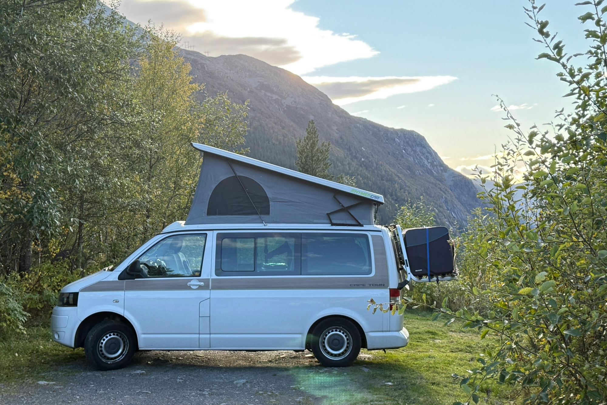 Camper svuota wc chimico in aiuola a como