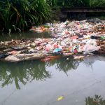 Fiume sporco rifiuti canva