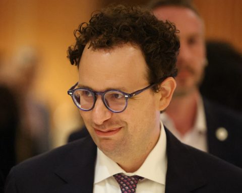 Dario amodei anthropic assume economista chad jones