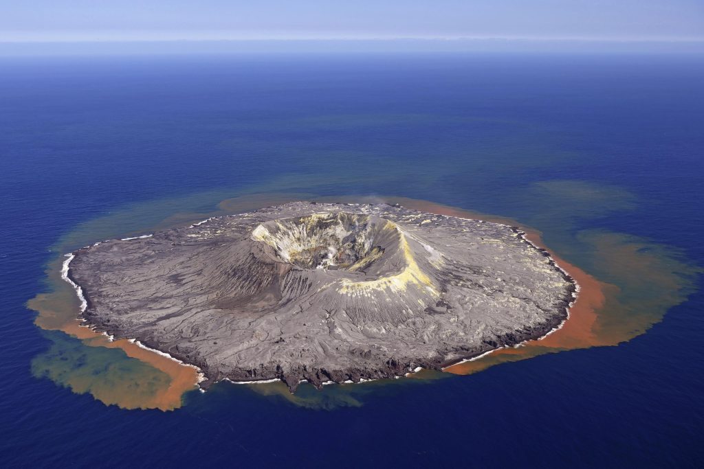 Giappone, il fumo che esce da un cratere sull'isola di Nishinoshima nel Pacifico, un isolotto disabitato della catena di isole Ogasawara, a circa 1.000 chilometri a sud di Tokyo.