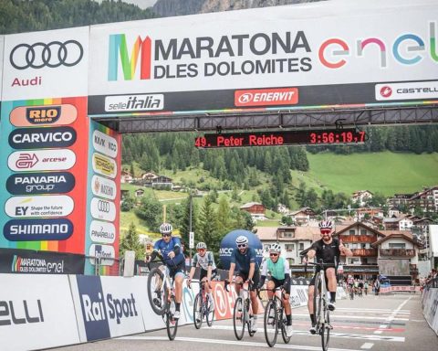 Maratona dles Dolomites Enel, sport e sostenibilità pedalano insieme tra le vette delle Dolomiti
