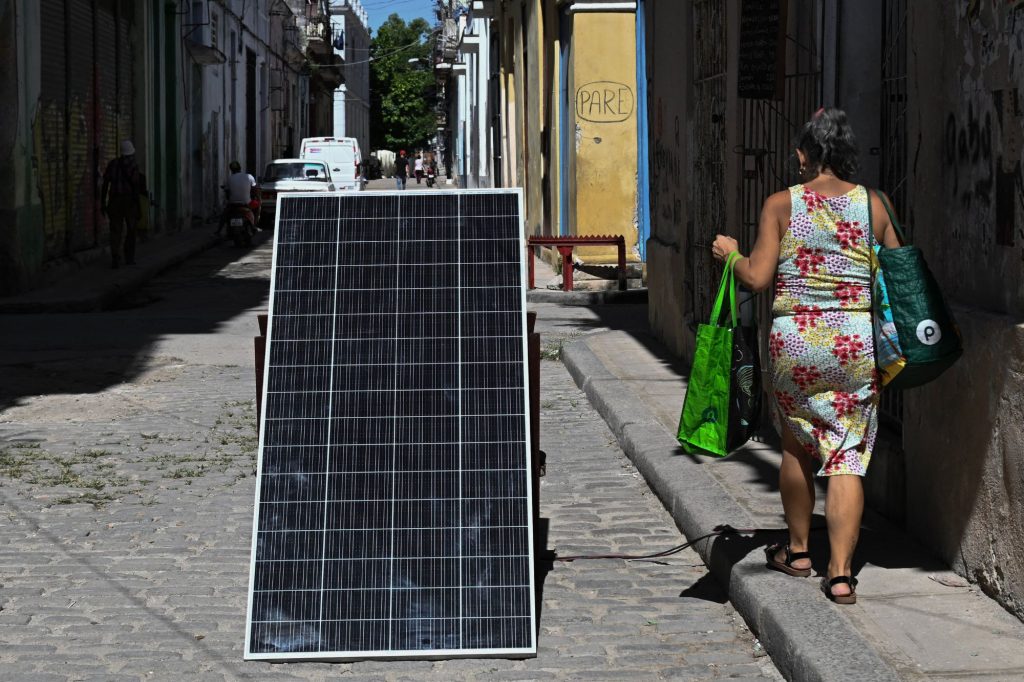 Donna cuba pannello solare afp