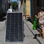 Donna cuba pannello solare afp