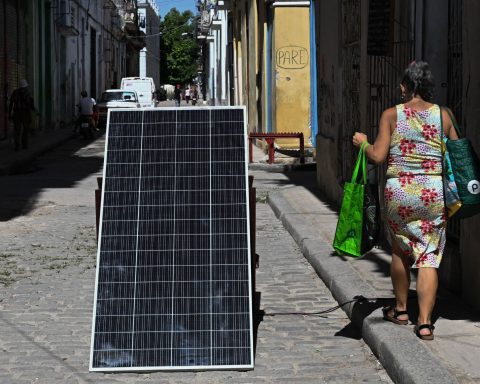Donna cuba pannello solare afp