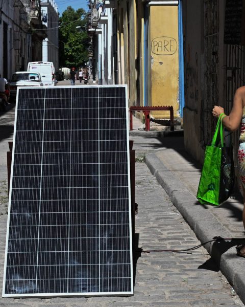 Donna cuba pannello solare afp