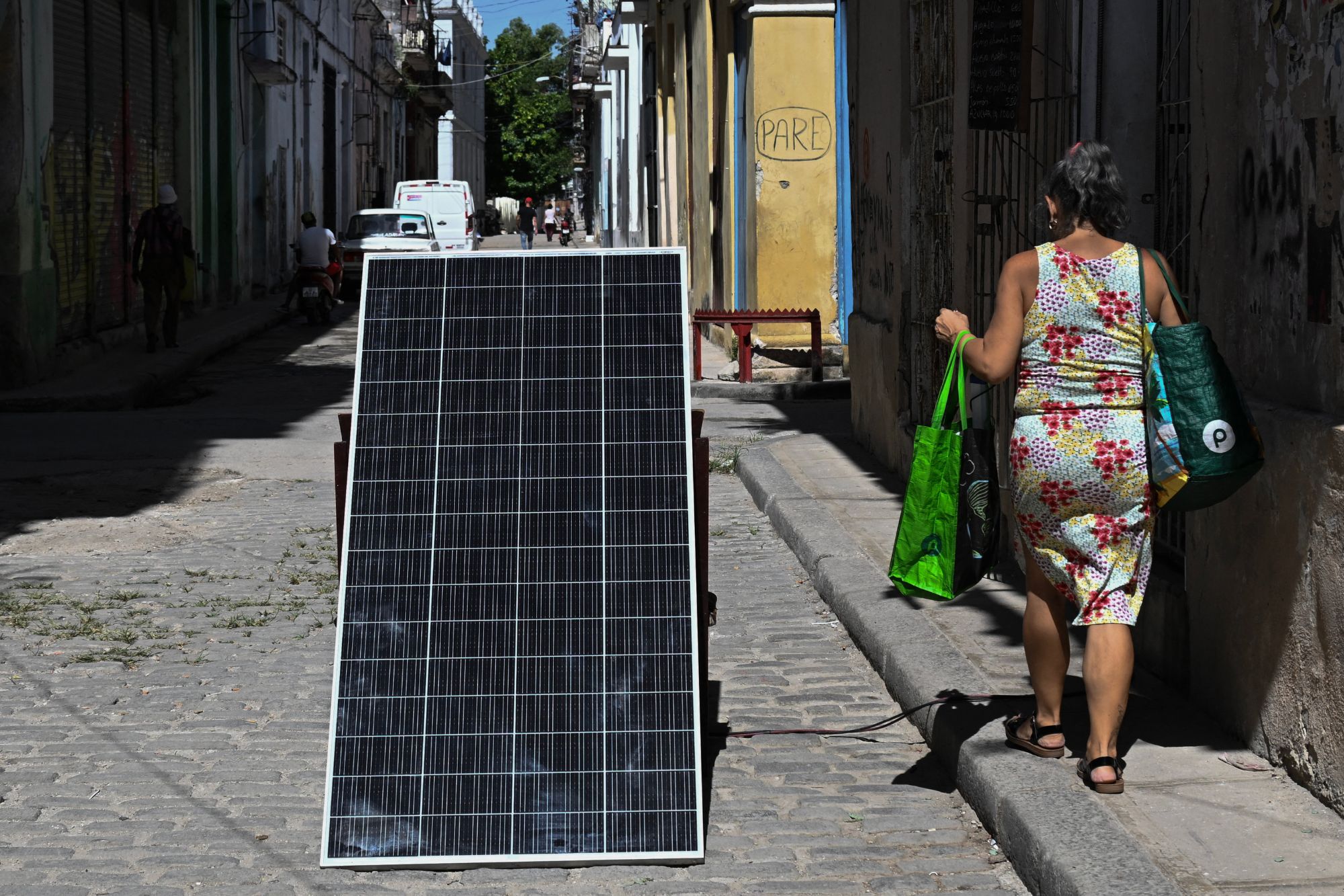 Donna cuba pannello solare afp